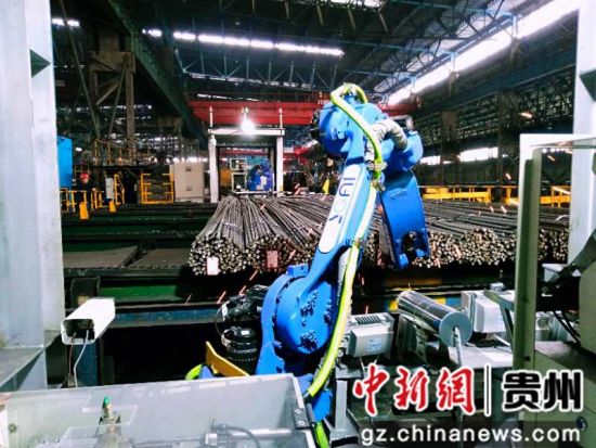 圖為機器人正在自動焊牌 圖為機器人正在自動焊牌