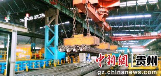 圖為焊好的標牌被行車吊走裝車。 圖為焊好的標牌被行車吊走裝車。